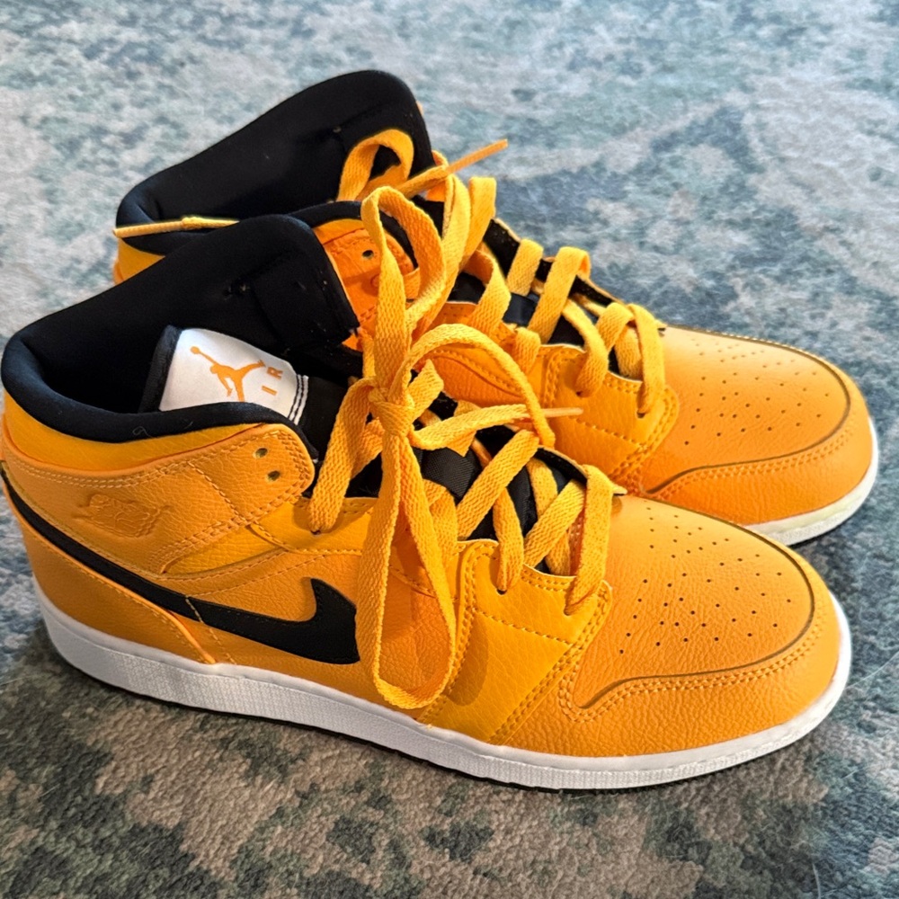 Nike Air Jordan High-Top in Yellow and Black